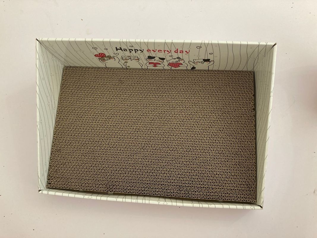Rahatlatıcı Oynamak İçin Geri Dönüştürülebilir Oluklu Kedi Karton Scratcher Yatak 700g